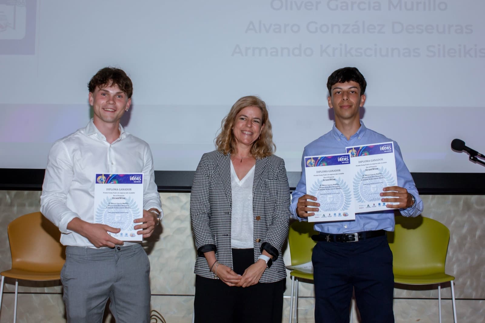 Óliver y Armando recibiendo el reconocimiento de Eoniq Fund junto a una representante de la organización, en la Feria de las Ideas de la Universidad de Almería.