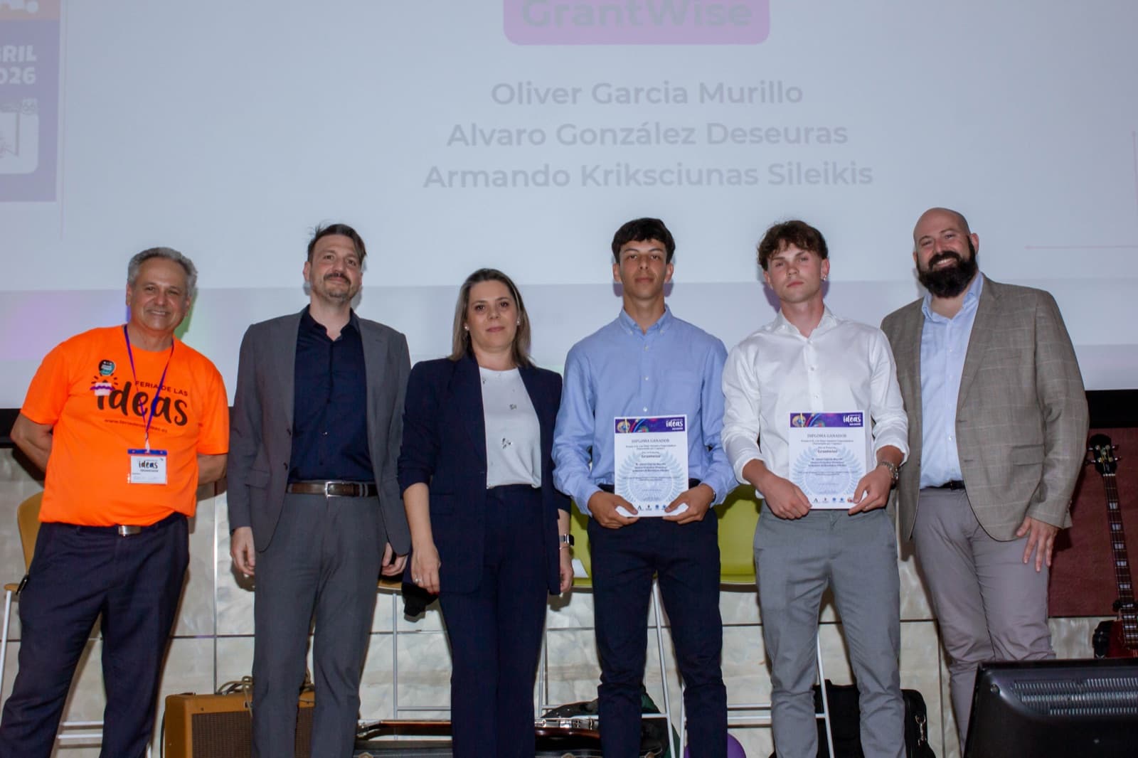 Óliver y Armando junto a representantes institucionales tras recibir el Premio UAL a la Mejor Iniciativa Emprendedora, patrocinado por Cajamar.